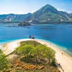 Pulau Bawean, Wisata Bahari Favorit di Gresik